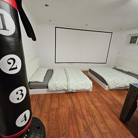 Large Annexe With Games Room Pool Table Ping Pong Air Hockey Movie Projector Windsor Esterno foto