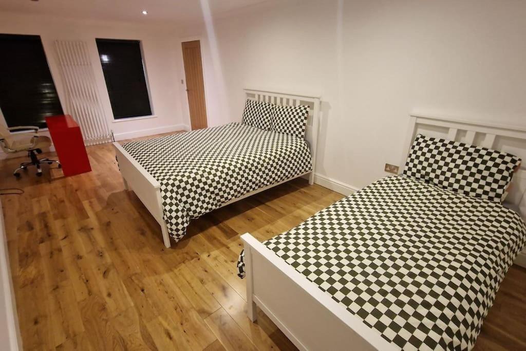 Large Annexe With Games Room Pool Table Ping Pong Air Hockey Movie Projector Windsor Esterno foto