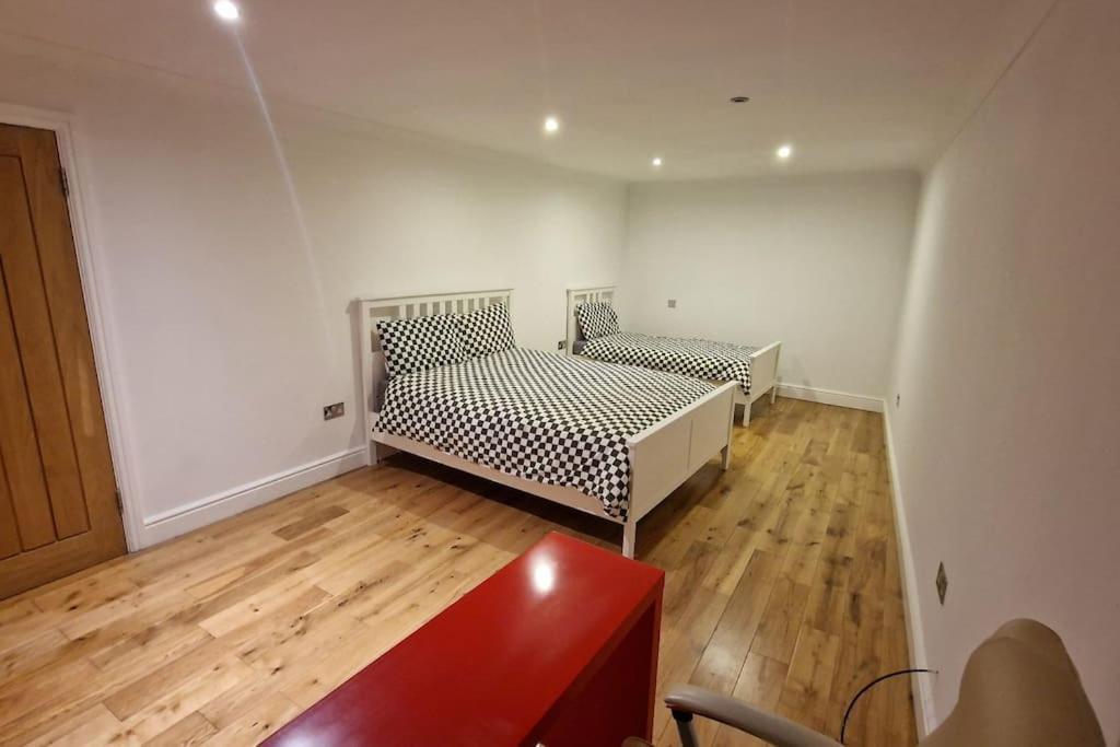 Large Annexe With Games Room Pool Table Ping Pong Air Hockey Movie Projector Windsor Esterno foto