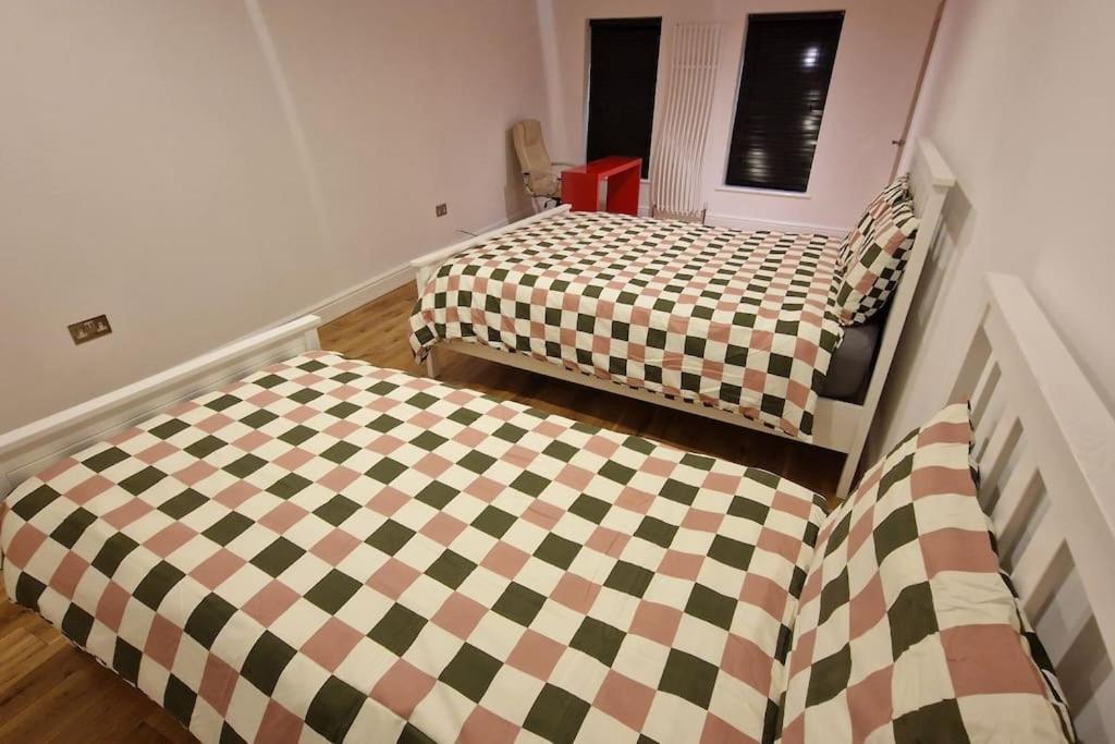 Large Annexe With Games Room Pool Table Ping Pong Air Hockey Movie Projector Windsor Esterno foto