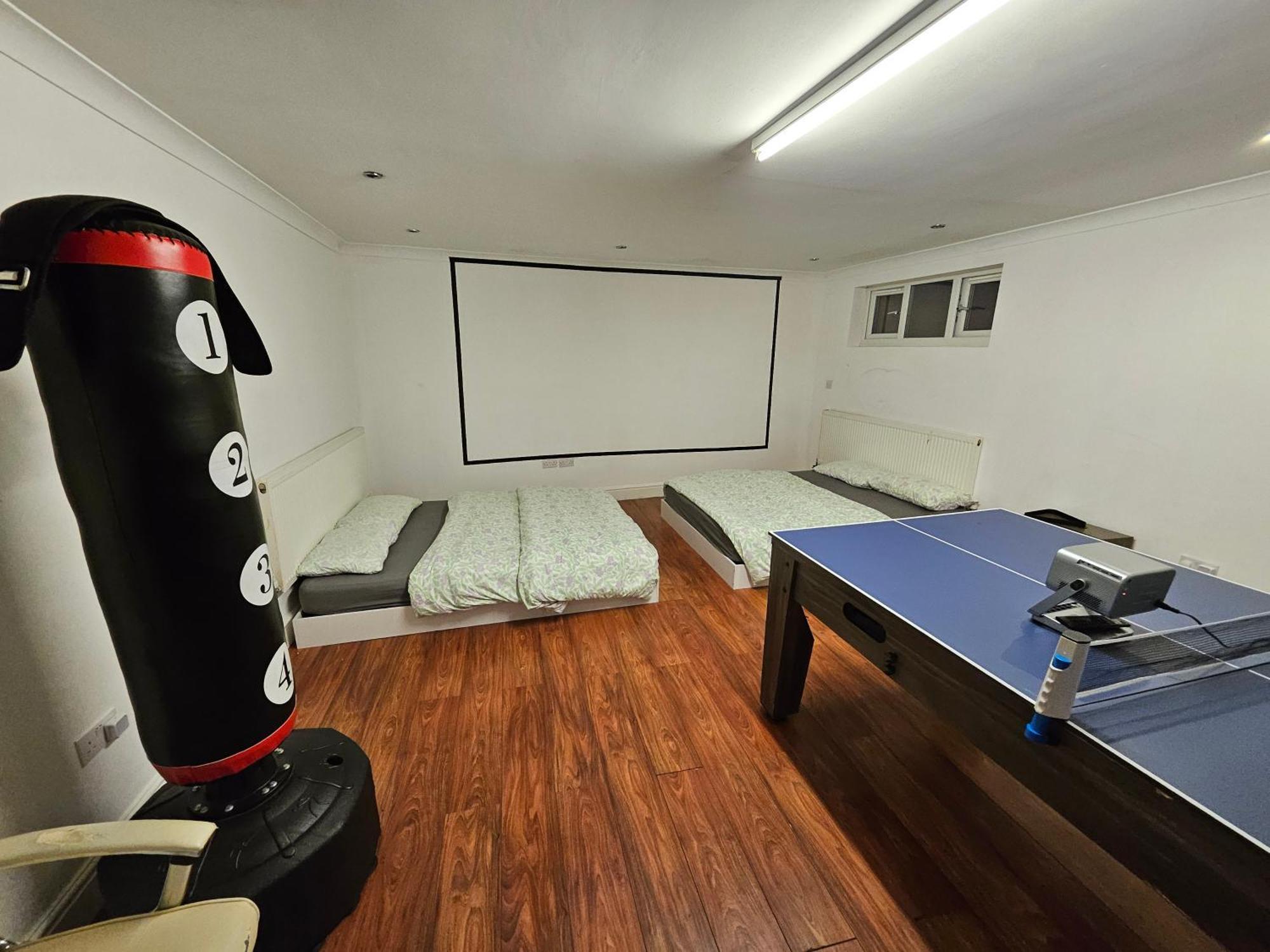 Large Annexe With Games Room Pool Table Ping Pong Air Hockey Movie Projector Windsor Esterno foto